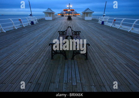 Cromer Pier an der Küste von Norfolk am frühen Abend. Stockfoto