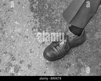 Nahaufnahme eines alten Mannes Bein und Schuh. B&W Stockfoto