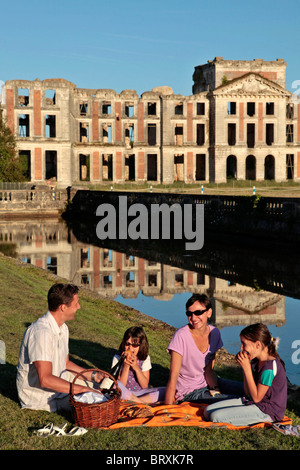 PICKNICK MIT DER FAMILIE VOR DER RUINE DES CHATEAU DE LA FERTE-VIDAME, EURE-ET-LOIR, FRANKREICH Stockfoto