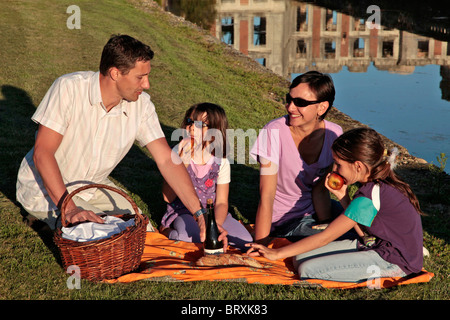 PICKNICK MIT DER FAMILIE VOR DER RUINE DES CHATEAU DE LA FERTE-VIDAME, EURE-ET-LOIR, FRANKREICH Stockfoto