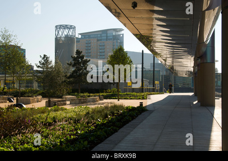 Basis der Beleuchtung Säulen mit Vordach an "The Stage" Bereich des Platzes an der MediaCityUK, Salford Quays, Manchester, UK. Stockfoto