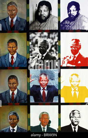 PORTRÄTS VON NELSON MANDELA IM EINGANGSBEREICH DES APARTHEID-MUSEUM, JOHANNESBURG, JOHANNESBURG, PROVINZ GAUTENG, SÜDAFRIKA Stockfoto