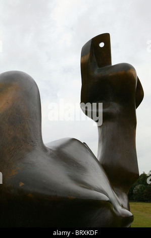 Henry Moore Bronzeskulptur - zwei Stück liegende Figur: Schneiden Sie 1979-1981 Stockfoto