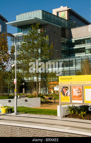 Die BBC Dock Hausbau in MediaCityUK, von der neuen Metrolink Station.  In Salford Quays, Manchester, UK. Stockfoto