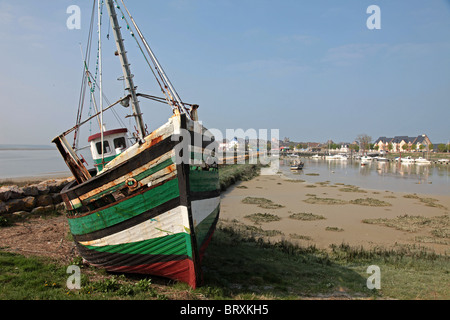 WRACK EINES BOOTES ANGESPÜLT AM UFER, ZEICHEN DER RÜCKGANG DER FISCHEREI, LE CROTOY, BAIE DE SOMME (80), FRANKREICH Stockfoto