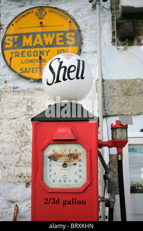 Alten Shell-Zapfsäule, St. Mawes motor Garage, St. Mawes, Cornwall, England, UK Stockfoto