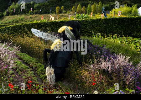 "Bombus die Biene" erstellt von Robert Bradford, The Eden Project, Cornwall, Vereinigtes Königreich Stockfoto