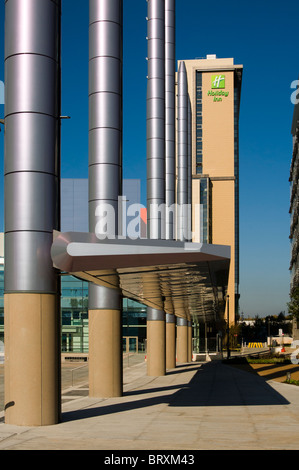 Basis der Beleuchtung Säulen mit Vordach an "The Stage" Bereich des Platzes an der MediaCityUK, Salford Quays, Manchester, UK. Stockfoto