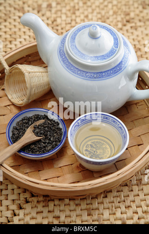 Chinesische Gunpowder Teeservice auf Tablett Stockfoto