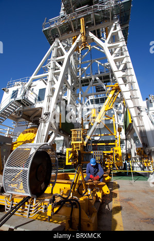 Schweißer arbeiten an Operationen Deck von "Sarah" tiefe Brunnen Intervention Schiff Kai bei Montrose Schottland Stockfoto