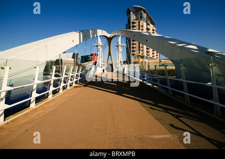 Die Fußgängerbrücke Millennium (Lowry) und Imperial Point Wohnung zu blockieren, Salford Quays, Manchester, UK Stockfoto