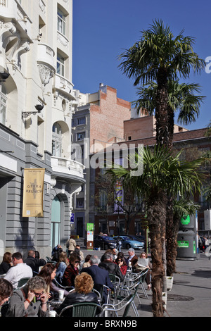 TERRASSE VON STARBUCKS COFFEE (OPER UND BRUNCH) VOR DEM HOTEL PALACE, PASEO DEL PRADO, MADRID, SPANIEN Stockfoto