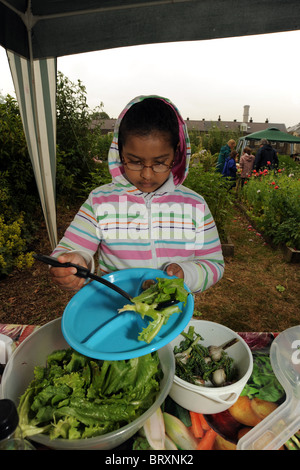 Schulkinder besuchen Bradford Kleingärten, erfahren Sie mehr über den Anbau von Nahrungsmitteln und gesunde Ernährung Stockfoto