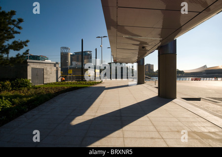 Basis der Beleuchtung Säulen mit Vordach an "The Stage" Bereich des Platzes an der MediaCityUK, Salford Quays, Manchester, UK. Stockfoto