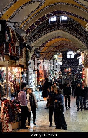 Kapali Carsi oder Grand Basar von Istanbul, Geschenke Keramik Souvenirs zum Verkauf Türkei Shopper Touristen Ansicht anzeigen Stockfoto