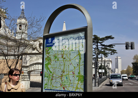 KARTE DES STADTZENTRUMS IN DER NÄHE DER KATHEDRALE LA ALMUDENA, CALLE DE BAILEN, MADRID, SPANIEN Stockfoto