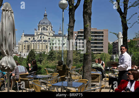 STRAßENCAFE VOR DER KATHEDRALE LA ALMUDENA, CALLE DE BAILEN, MADRID, SPANIEN Stockfoto