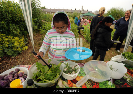 Schulkinder besuchen Bradford Kleingärten, erfahren Sie mehr über den Anbau von Nahrungsmitteln und gesunde Ernährung Stockfoto