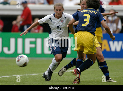 WASHINGTON – 21. SEPTEMBER: Tiffeny Milbrett aus den Vereinigten Staaten (16) in Aktion während eines Fußballspiels der Frauen-Weltmeisterschaft gegen Schweden am 21. September 2003 im RFK-Stadion in Washington, DC. Nur für redaktionelle Zwecke. Kommerzielle Nutzung verboten. (Foto: Jonathan Paul Larsen / Diadem Images) Stockfoto