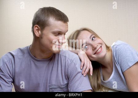 Junge Frau stützte sich auf die Schulter des jungen Mannes Stockfoto