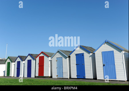 Strandhütten in der Nähe von Paignton in Devon Stockfoto