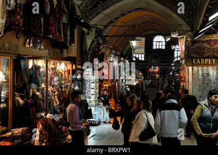 Kapali Carsi oder Grand Basar von Istanbul, Keramik Geschenke Souvenirs zum Verkauf Türkei Shopper Touristen anzeigen anzeigen Stockfoto