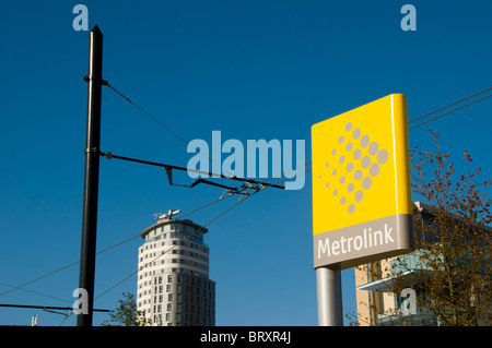 Metrolink Zeichen und "Das Herz" Appartementhaus an der neuen Straßenbahnhaltestelle MediaCityUK.  In Salford Quays, Manchester, England, UK. Stockfoto