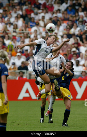 Abby Wambach der Vereinigten Staaten (20) Köpfe den Ball während einer 2003-Frauen WM-Fußballspiel gegen Schweden. Stockfoto