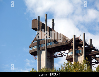 Sprungschanzen in Lake Placid, New York. Gedreht im Herbst mit einem schönen blauen Himmel und geschwollene weiße Wolken. Olympia. Stockfoto