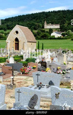 Friedhof und das Chateau de Bazoches, Marechal von Vauban, Bazoches du Morvan, Nationalpark Morvan, Nièvre, Burgund, Frankreich Stockfoto