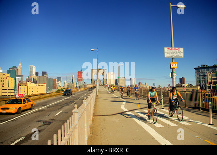 Brooklyn Bridge und New York City Szene mit Radfahrer und gelbes Taxi Cab. Stockfoto