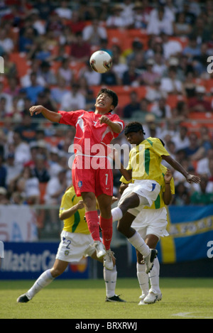 Eun Sun Park der Korea Republik (7) springt hoch für einen Header gegen Brasilien während einer 2003-Frauen WM-Fußballspiel. Stockfoto