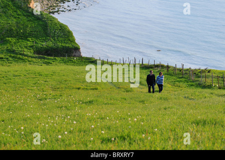 PAARE, DIE AUF DEN KLIPPEN VON AULT, SOMME (80), PICARDIE, FRANKREICH Stockfoto