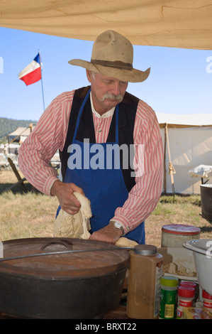 Chuck Wagon Kochen machen Plätzchenteig - Lincoln County Cowboy Symposium und Chuck Wagon Kochwettbewerb, Ruidoso Downs, New Mexico. Stockfoto