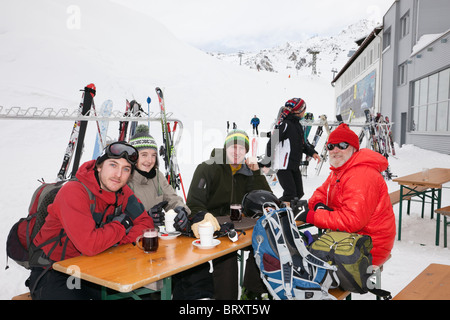 Trinken im Café im Freien hängen am Galzig Bahn Talstation in Österreichische Alpen im Winter Skifahrer. St. Anton am Arlberg-Österreich Stockfoto