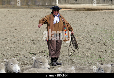 Szenen von Rodeo während der Feier in einer ländlichen Gemeinde südlich von Cochrane in Patagonien, Südchile. Stockfoto