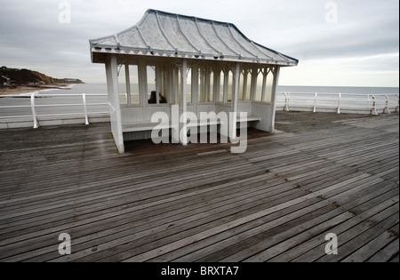 Ein einziger Mann in einem kleinen Pavillon auf Cromer Pier. Stockfoto