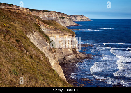 Steile Klippen an der Küste von Yorkshire, nördlich von Robin Hoods Bay, Stockfoto