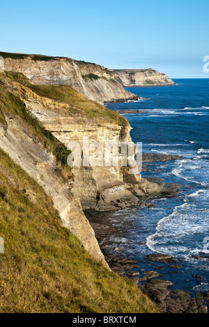 Steile Klippen an der Küste von Yorkshire, nördlich von Robin Hoods Bay, Stockfoto