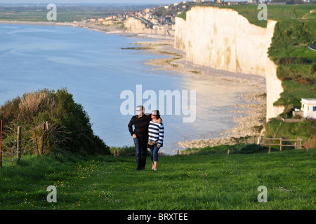 PAARE, DIE AUF DEN KLIPPEN VON AULT, SOMME (80), PICARDIE, FRANKREICH Stockfoto