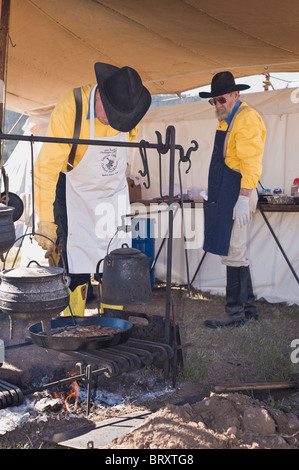 Chuck Wagon Köche sind in der Regel am Lagerfeuers, im Lincoln County Cowboy Symposium und Chuck Wagon Kochwettbewerb, Ruidoso Downs, New Mexico. Stockfoto