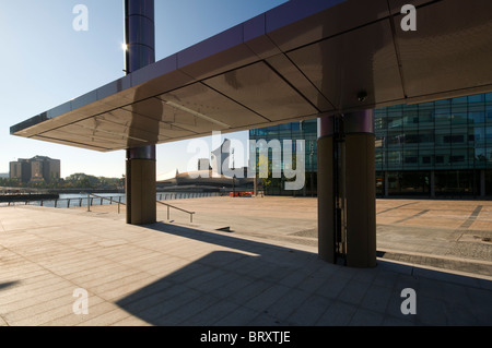 MediaCityUK.  Basis von Lichtmasten und Vordach an "The Stage" Bereich des Platzes. Salford Quays, Manchester, UK. Stockfoto