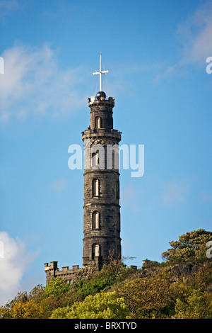 Nelson Monument ist ein Gedenk Turm zu Ehren von Vize-Admiral Horatio Nelson, Hotel auf dem Calton Hill, Edinburgh. Stockfoto