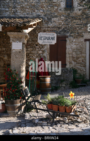 RESTAURANT-BOUTIQUE "L'ECHAUGUETTE", DER DORFPLATZ, OPPEDE-LE-VIEUX, VAUCLUSE (84), FRANKREICH Stockfoto