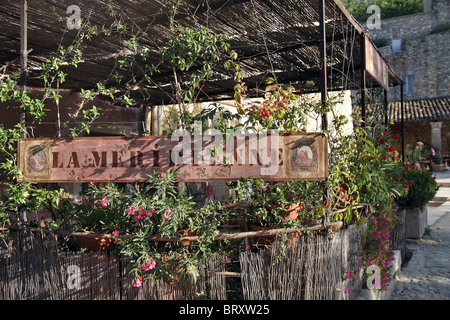 RESTAURANT "LA MERIDIENNE", DORFPLATZ, OPPEDE-LE-VIEUX, VAUCLUSE (84), FRANKREICH Stockfoto