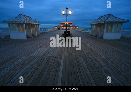 Cromer Pier an der Küste von Norfolk am frühen Abend. Stockfoto