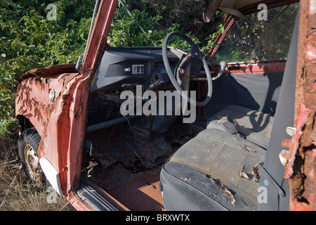 Paleokastritsa, Korfu, Griechenland, Europa. Alt und verrostet Renault Auto im Feld aufgegeben Stockfoto