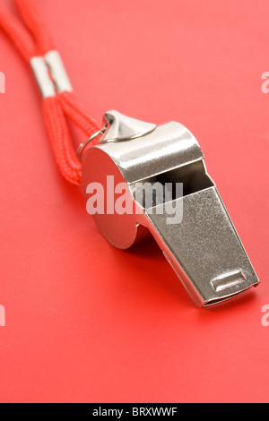 eine Pfeife mit rotem Hintergrund Stockfoto