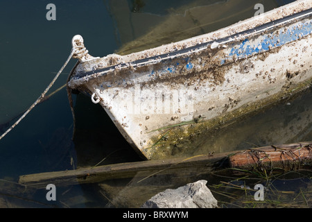 NAFPLIO, ARGOLIS, PELOPPONNESE, GRIECHENLAND, EUROPA. Alte und verlassene kleine Holzboot in schlechtem Zustand Stockfoto