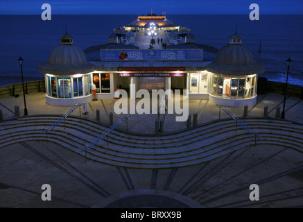 Cromer Pier an der Küste von Norfolk am frühen Abend. Stockfoto